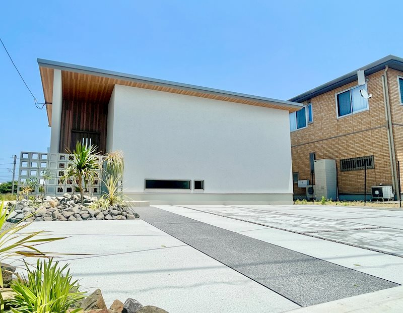 辻堂新築一戸建ての外観|駐車スペースが広く、運転の苦手な方も安心です。