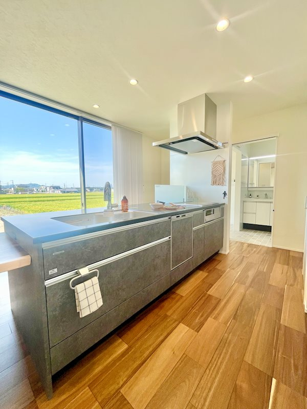 辻堂新築一戸建てのキッチン|キッチンに立つと、青い空と田園風景を臨めます。