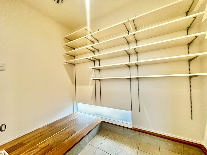 辻堂新築一戸建ての玄関|土間収納完備の玄関ホール。