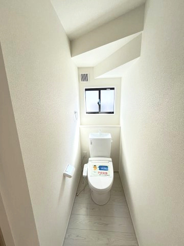 【内装】 | 福岡市城南区友丘4丁目1期　1号棟（全3棟）【仲介手数料無料・0円】 | 施工例。1階のトイレです。施工例は完成時と異なる場合があります。