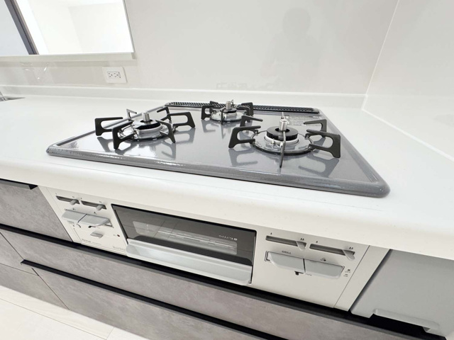 火力に余裕のあるガスコンロ、安心安全SIセンサー付、お掃除も楽々