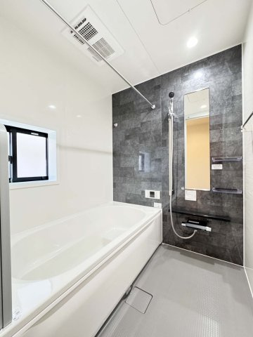 バスルーム　
雨の日のお洗濯にも大活躍な浴室乾燥機付！