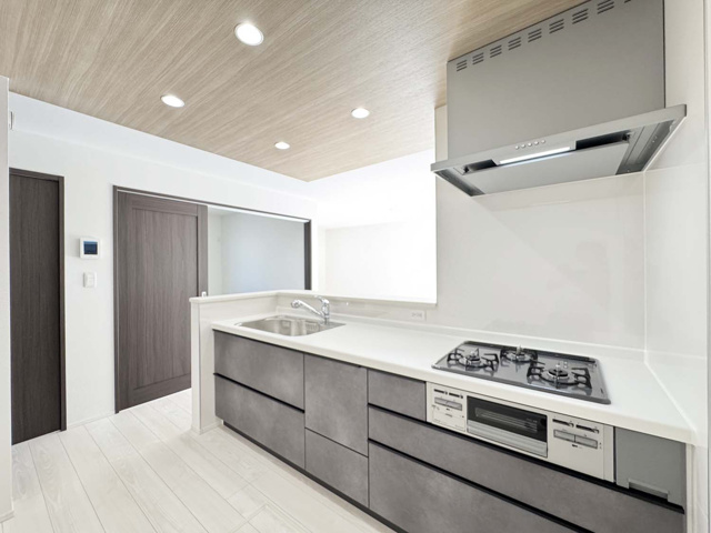 キッチン　
対面式のシステムキッチン：リビングで遊んでいるお子様を見守りながら、時にはお喋りをしながら料理や後片付けができる人気の高いスタイルです