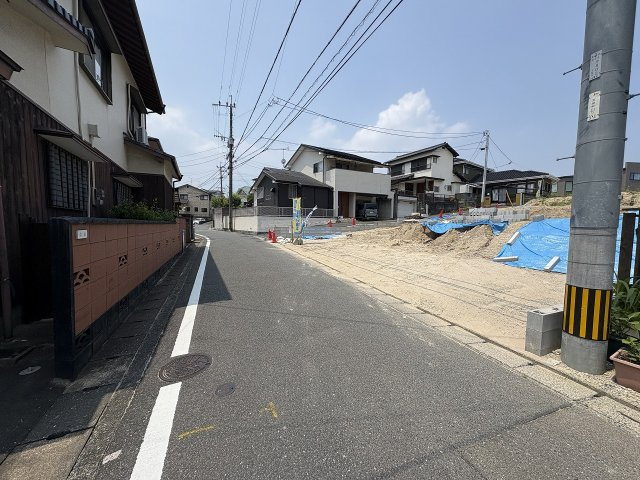 【その他】 | 福岡市城南区友丘4丁目1期　2号棟（全3棟）【仲介手数料無料・0円】 | 現地写真。前面道路です。