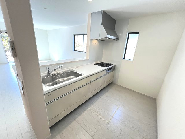 【キッチン】 | 福岡市城南区友丘4丁目1期　2号棟（全3棟）【仲介手数料無料・0円】 | 施工例。施工例は完成時と異なる場合があります。
