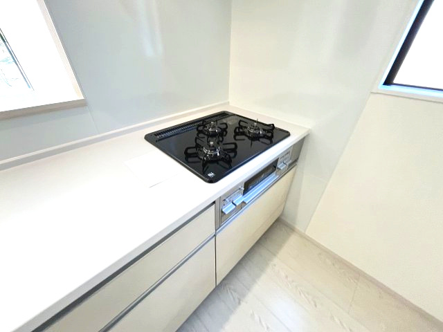 【キッチン】 | 福岡市城南区友丘4丁目1期　2号棟（全3棟）【仲介手数料無料・0円】 | 施工例。施工例は完成時と異なる場合があります。