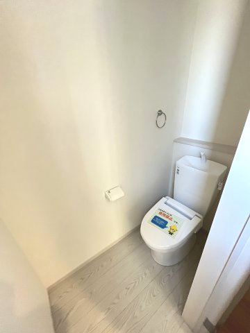 【内装】 | 福岡市城南区友丘4丁目1期　3号棟（全3棟）【仲介手数料無料・0円】 | 施工例。2階にもトイレです。施工例は完成時と異なる場合があります。