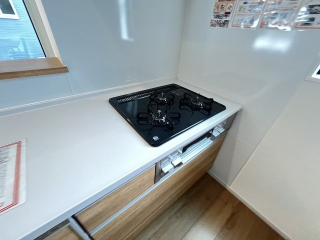 【キッチン】 | 福岡市城南区友丘4丁目1期　3号棟（全3棟）【仲介手数料無料・0円】 | 施工例。施工例は完成時と異なる場合があります。