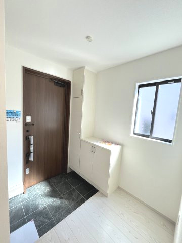 【玄関】 | 福岡市城南区友丘4丁目1期　3号棟（全3棟）【仲介手数料無料・0円】 | 施工例。施工例は完成時と異なる場合があります。