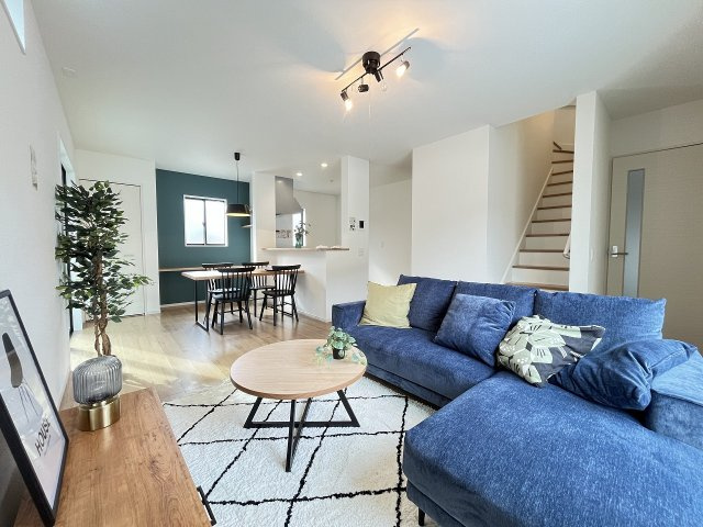 【内装】 | 福岡市城南区友丘4丁目1期　3号棟（全3棟）【仲介手数料無料・0円】 | 施工例。リビングです。施工例は完成時と異なる場合があります。