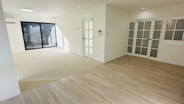 【動画付き】軽井沢 フルリフォーム済 中古マンションの居間・リビング