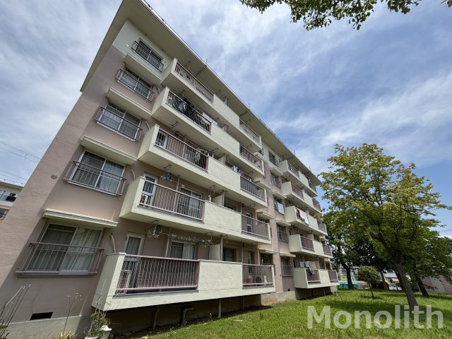 鶴山台21号棟の外観
