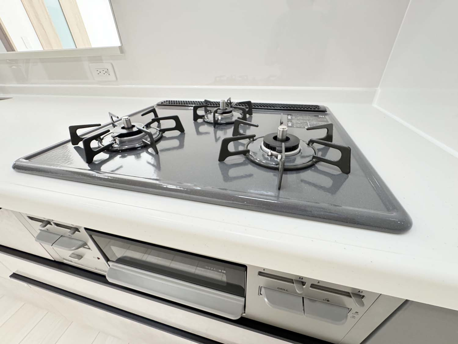 耐震+高性能＋高デザインをローコストで！：上東 2号棟（庄小とほ7分）のキッチン|火力に余裕のあるガスコンロ、安心安全SIセンサー付、お掃除も楽々