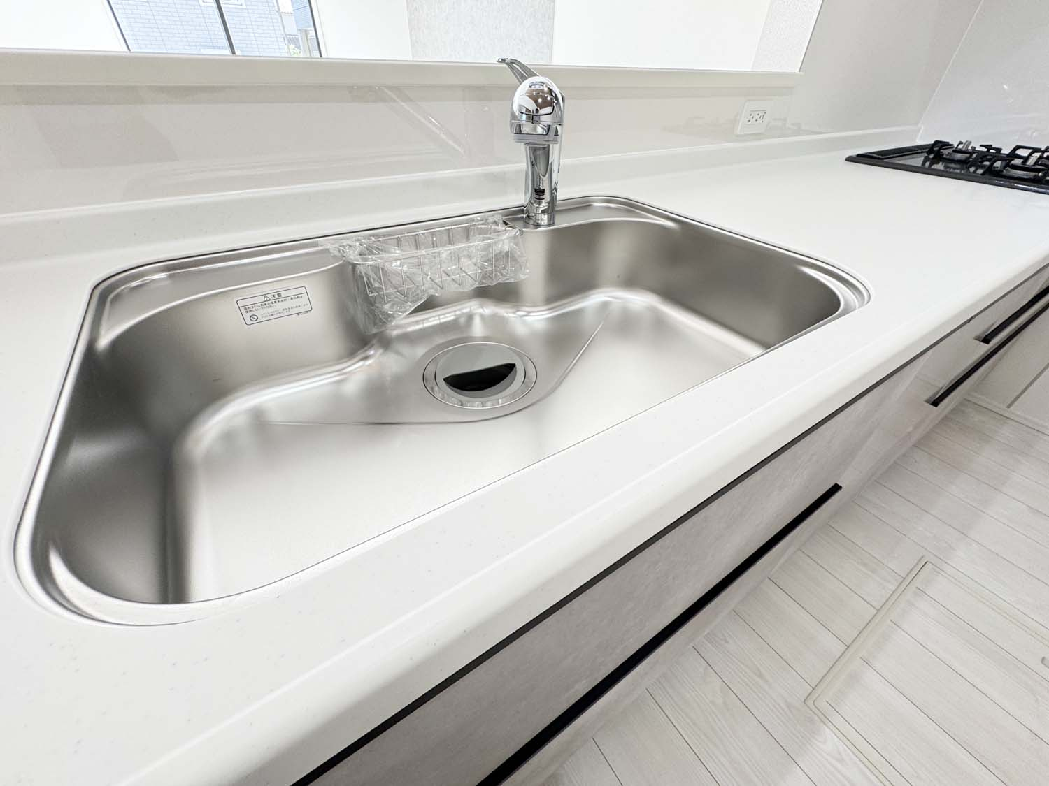 耐震+高性能＋高デザインをローコストで！：上東 2号棟（庄小とほ7分）のキッチン|浄水器内蔵ハンドシャワー