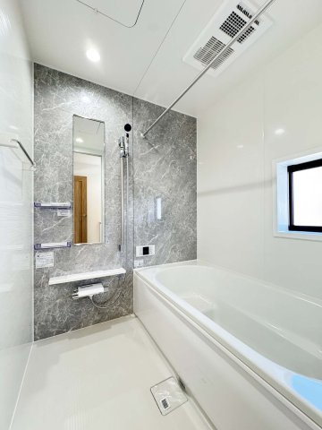 耐震+高性能＋高デザインをローコストで！：上東 2号棟（庄小とほ7分）の浴室|バスルーム　
雨の日のお洗濯にも大活躍な浴室乾燥機付！