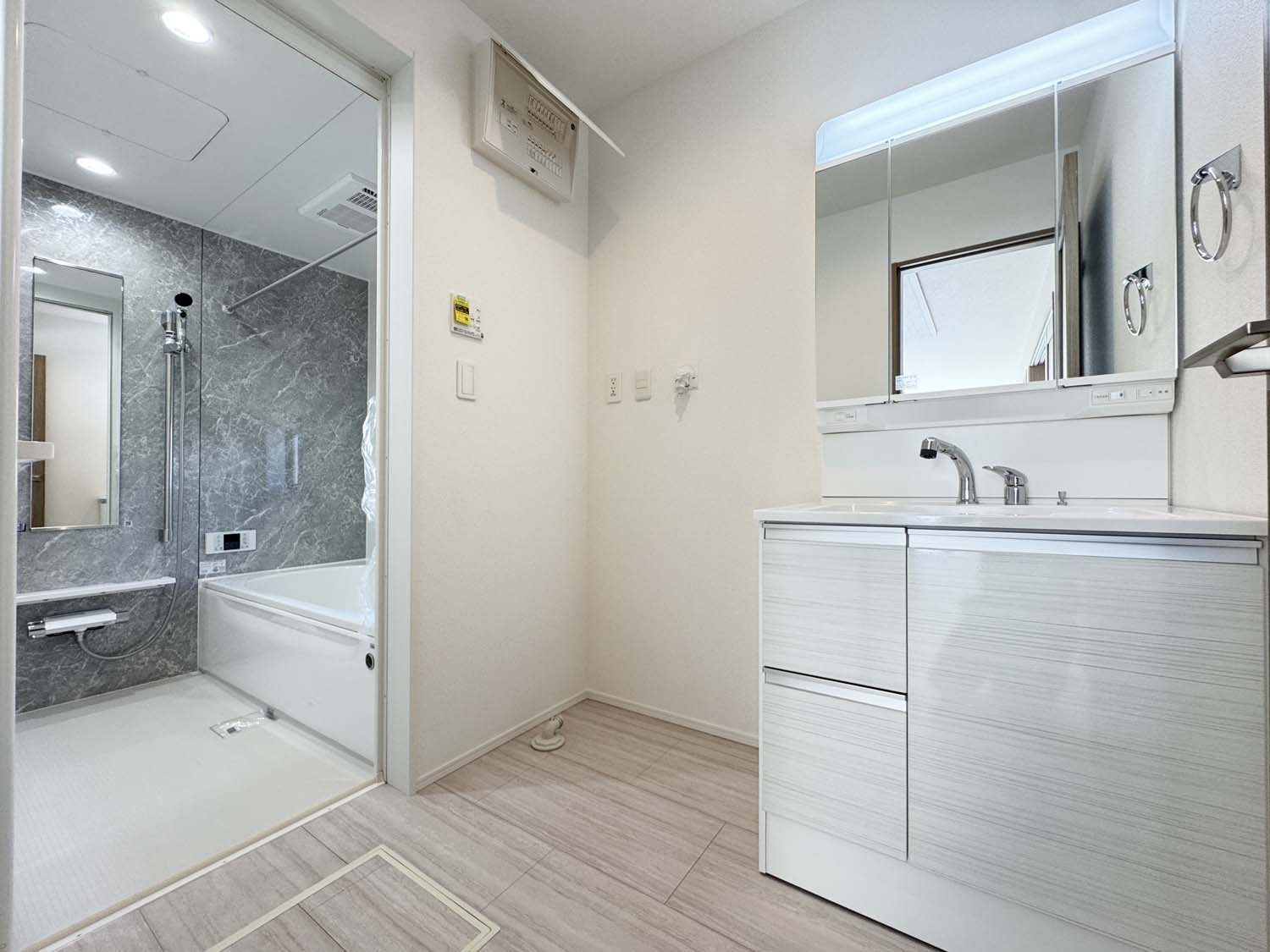 耐震+高性能＋高デザインをローコストで！：上東 2号棟（庄小とほ7分）の独立洗面台|洗面脱衣　