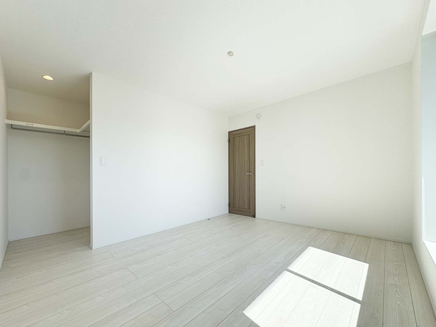 耐震+高性能＋高デザインをローコストで！：上東 2号棟（庄小とほ7分）の洋室|洋室　各居室に収納スペースを確保