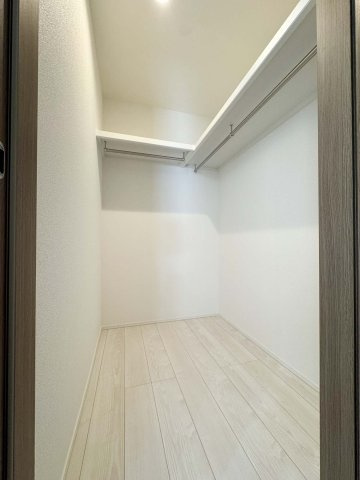 耐震+高性能＋高デザインをローコストで！：上東 2号棟（庄小とほ7分）の収納|キッチン回りには大容量のファミリークローゼット