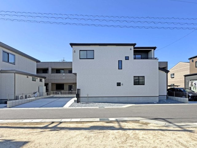 耐震+高性能＋高デザインをローコストで！：上東 2号棟（庄小とほ7分）の前面道路含む現地写真|★先着順販売受付開始！
◎耐震+高性能＋高デザインをローコストで！：上東 2号棟  
◎断熱等級5取得ZEH水準仕様
◎長期優良住宅認定物件
◎庄小 徒歩7分
◎広々敷地45坪
◎駐車並列2台