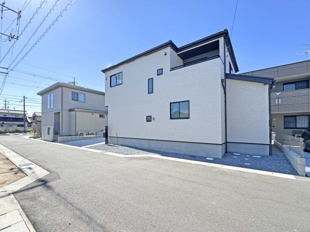 耐震+高性能＋高デザインをローコストで！：上東 2号棟（庄小とほ7分）の外観|★先着順販売受付開始！
◎耐震+高性能＋高デザインをローコストで！：上東 2号棟  
◎断熱等級5取得ZEH水準仕様
◎長期優良住宅認定物件
◎庄小 徒歩7分
◎広々敷地45坪
◎駐車並列2台