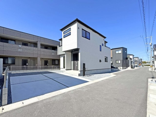 耐震+高性能＋高デザインをローコストで！：上東 2号棟（庄小とほ7分）の玄関|ラグジュアリーなイメージで、広さを確保した玄関ポーチ