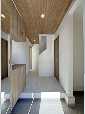 耐震+高性能＋高デザインをローコストで！：上東 2号棟（庄小とほ7分）の玄関|玄関収納　
玄関には大容量の収納スペース