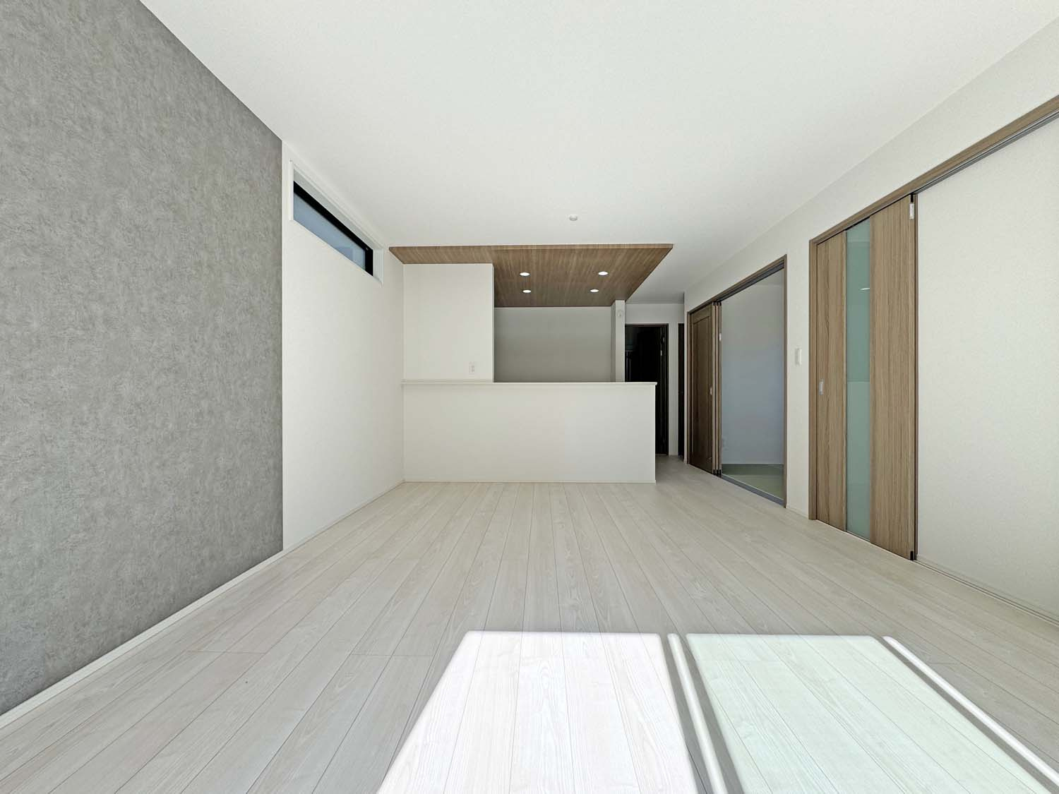 耐震+高性能＋高デザインをローコストで！：上東 2号棟（庄小とほ7分）の居間・リビング|広々LDK　