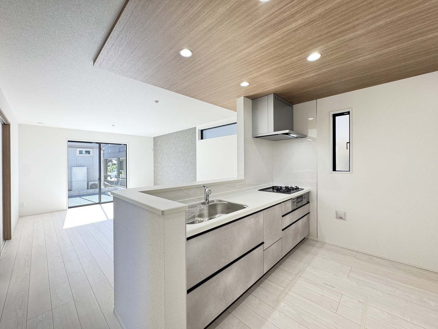 耐震+高性能＋高デザインをローコストで！：上東 2号棟（庄小とほ7分）のキッチン|キッチン　
対面式のシステムキッチン：リビングで遊んでいるお子様を見守りながら、時にはお喋りをしながら料理や後片付けができる人気の高いスタイルです