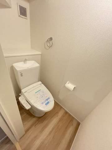 【トイレ】 | 春日市千歳町2丁目2期　1号棟（全1棟）【仲介手数料無料・0円】 | 現地写真。1階のトイレです。