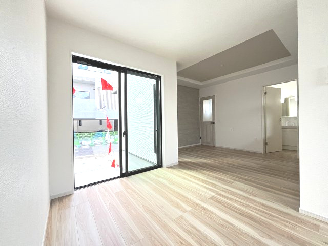 【居間・リビング】 | 春日市千歳町2丁目2期　1号棟（全1棟）【仲介手数料無料・0円】 | 現地写真。