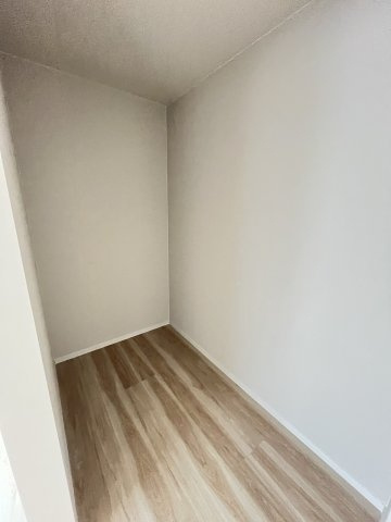 【収納】 | 春日市千歳町2丁目2期　1号棟（全1棟）【仲介手数料無料・0円】 | 現地写真。ウォークインクローゼットです。