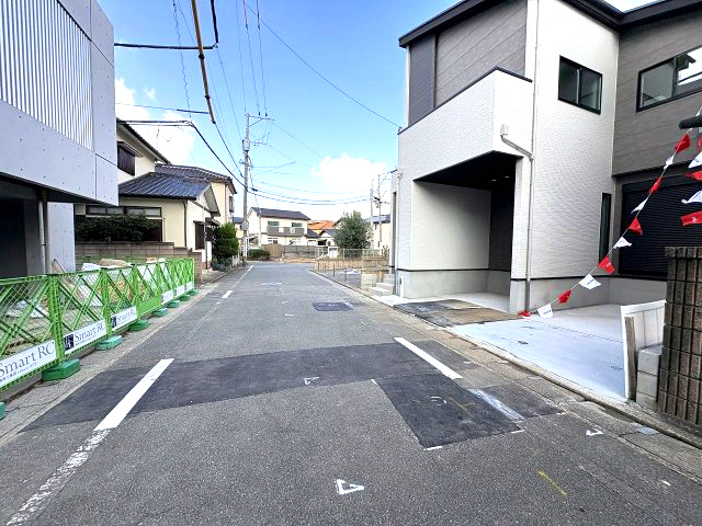 【その他】 | 春日市千歳町2丁目2期　1号棟（全1棟）【仲介手数料無料・0円】 | 現地写真。前面道路です。