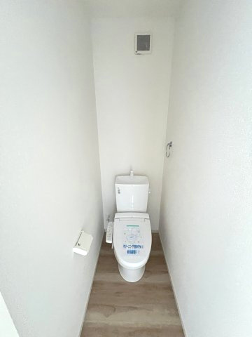 【トイレ】 | 春日市千歳町2丁目2期　1号棟（全1棟）【仲介手数料無料・0円】 | 現地写真。2階にもトイレです。