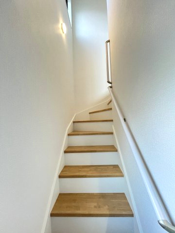 【内装】 | 春日市千歳町2丁目2期　1号棟（全1棟）【仲介手数料無料・0円】 | 現地写真。2階へ上がる階段です。手摺もついて安全ですね。