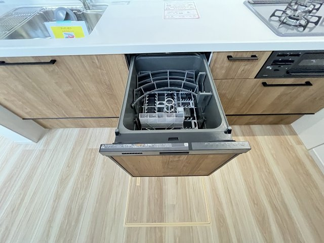 【キッチン】 | 春日市千歳町2丁目2期　1号棟（全1棟）【仲介手数料無料・0円】 | 現地写真。食洗器が付いてます。