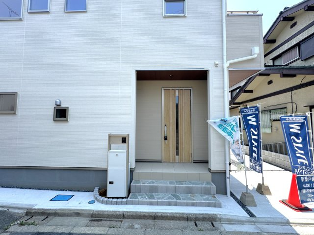 三郷市戸ケ崎３丁目新築戸建【戸ヶ崎小学校：5分】のエントランス|エントランス・玄関ポーチ