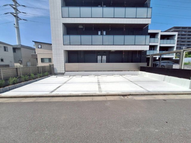 シャルマンおおたかの森の駐車場