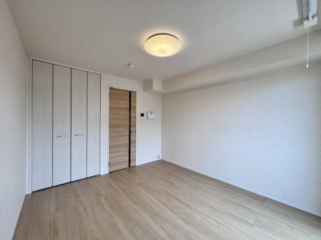 セジュールUMEDAの洋室|南向きバルコニー。陽当り良好でエアコンと照明付きの洋室