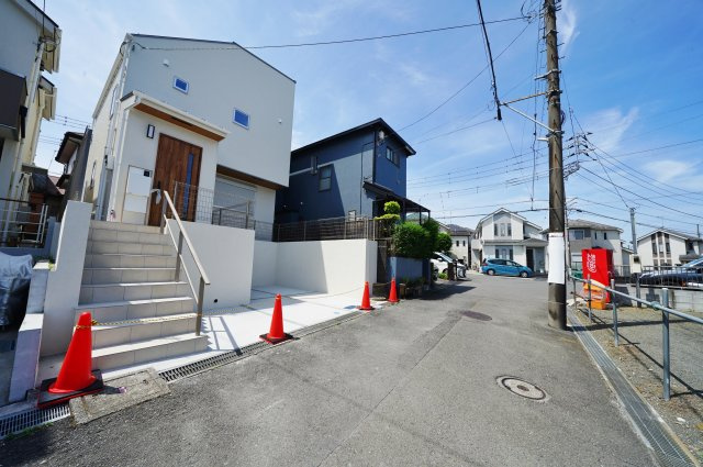 【横浜市保土ケ谷区上菅田町418-124新築戸建て】★仲介手数料無料★（上菅田笹の丘小学校・上菅田中学校）の前面道路含む現地写真