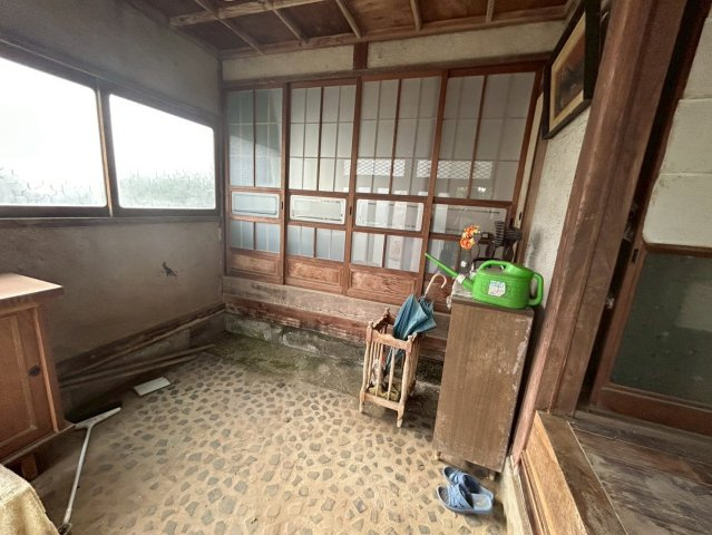 石岡市高浜　中古戸建の玄関