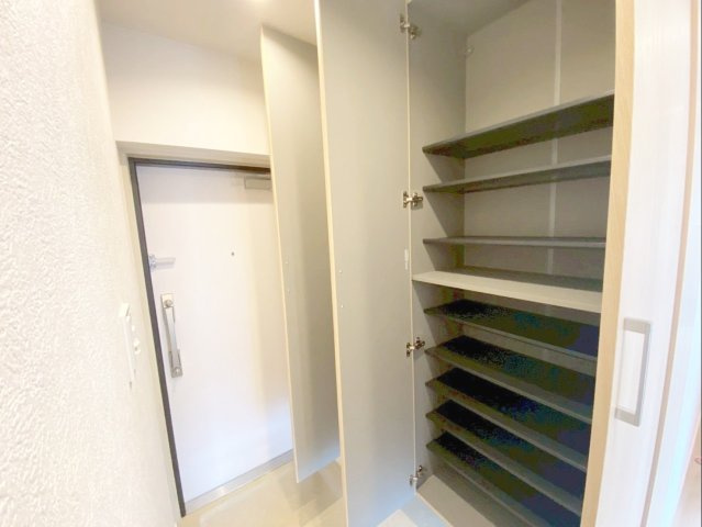 三愛シティライフ箱崎12の収納|たっぷり収納で玄関スッキリ！ブーツなど、高さの違う靴もしっかり収納できますね！