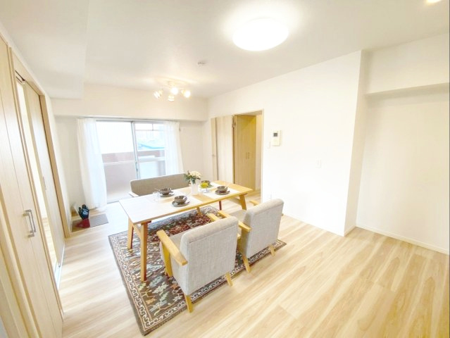 三愛シティライフ箱崎12の居間・リビング|南向きの窓から光が差し込む、明るく開放的なリビング！