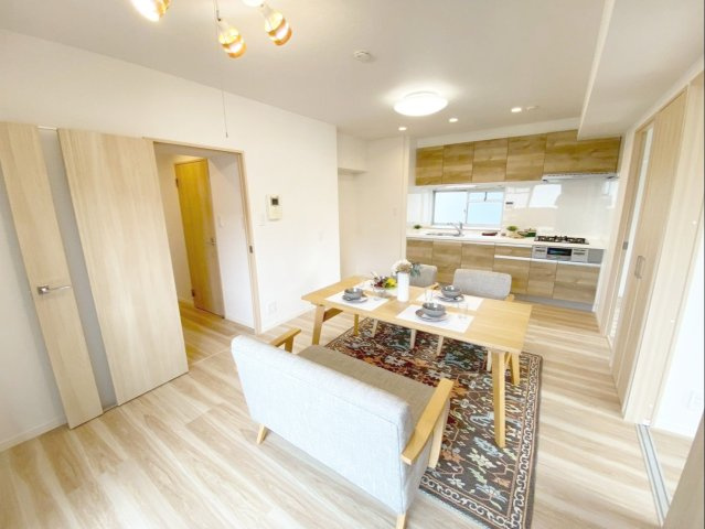 三愛シティライフ箱崎12の居間・リビング|住まいの中心！自然に家族が集まるリビングです！