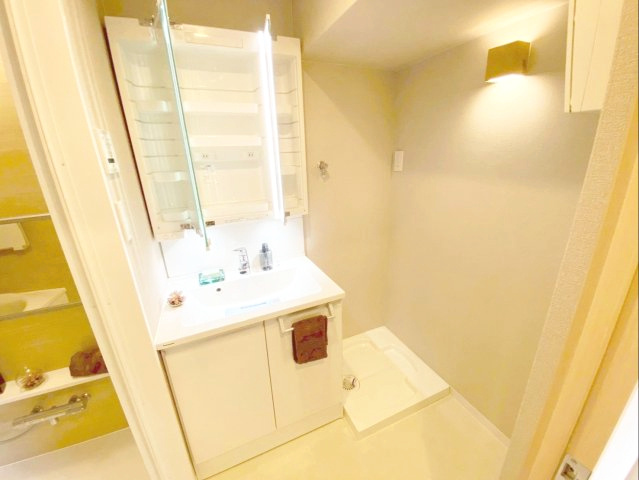 三愛シティライフ箱崎12の独立洗面台|使い勝手のよい、三面鏡でミラーキャビネット付きの洗面化粧台！