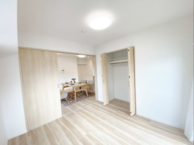 三愛シティライフ箱崎12の洋室|【約5.6帖洋室】リビングとのつながりがよく、生活動線もスムーズです！