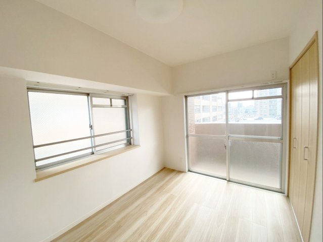 三愛シティライフ箱崎12の洋室|【約5帖洋室】書斎や趣味のお部屋など、多用途に使える洋室！ちょっとした小物が置ける出窓付きです！