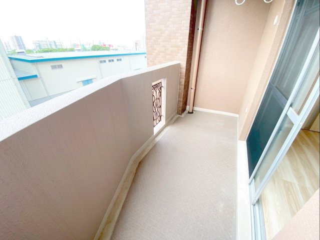 三愛シティライフ箱崎12のバルコニー|南側と東側の二面バルコニーで、明るさと風通しに優れた空間！