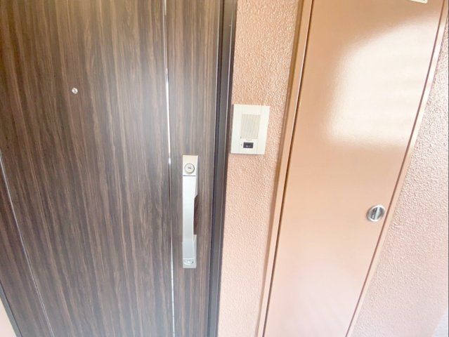 三愛シティライフ箱崎12の玄関|4階のお部屋です！玄関には防犯性の高いダブルロックキーを採用！

