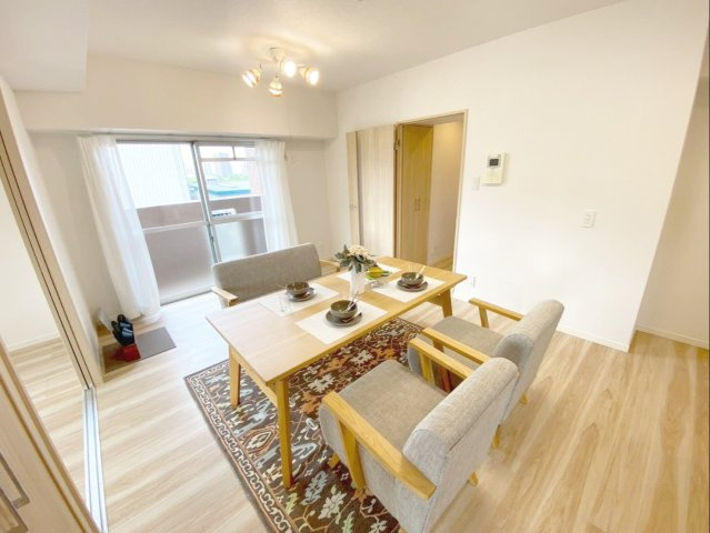 三愛シティライフ箱崎12の居間・リビング|南面バルコニーに直結する明るいリビング！ゆったりくつろげる空間です！