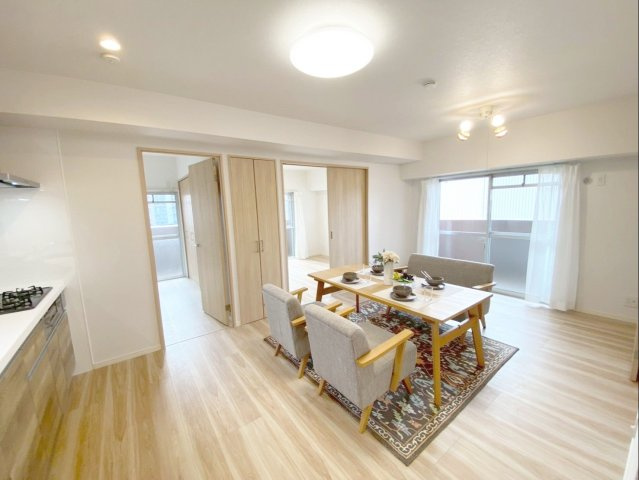 三愛シティライフ箱崎12の居間・リビング|リビング収納があるので、日用品や散らかりがちな小物をスッキリ片づけられます！